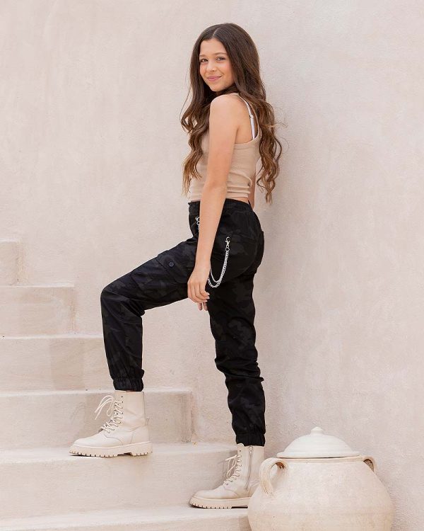 Pantalón en dril de niña tipo cargo camuflado